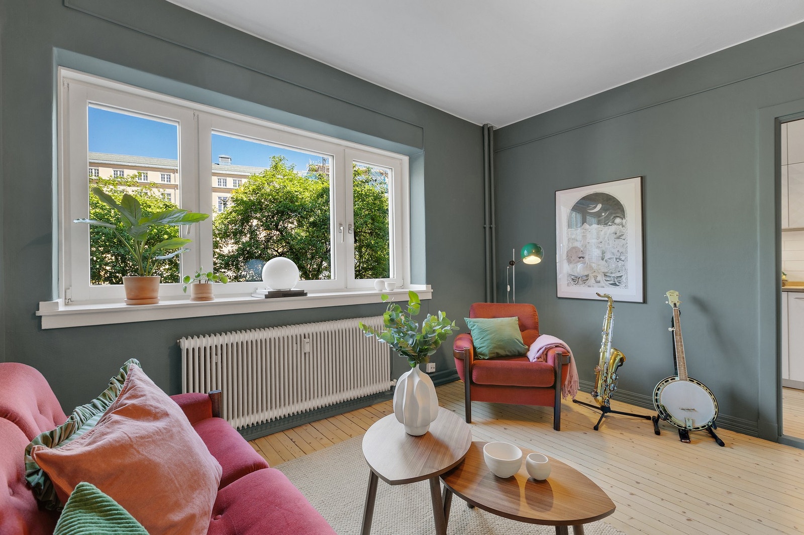 I stuen er det god plass til sofagruppe, TV-seksjon, spisebord og annet ønsket møblement. Fyring er inkludert i felleskostnadene og sørger for å holde leiligheten varm, mens strømkostnadene forblir lave året rundt. Galleribilde