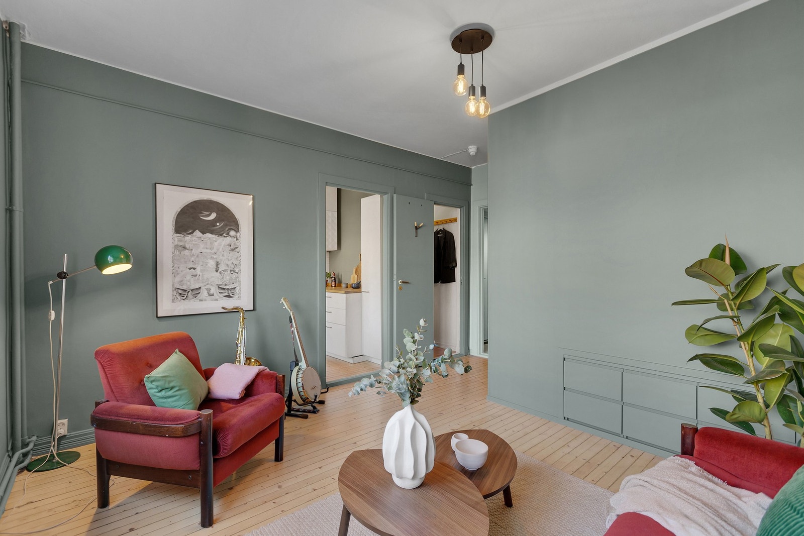 Originale tregulv som ble slipt i 2021 og leiligheten ble malt i 2025. Galleribilde