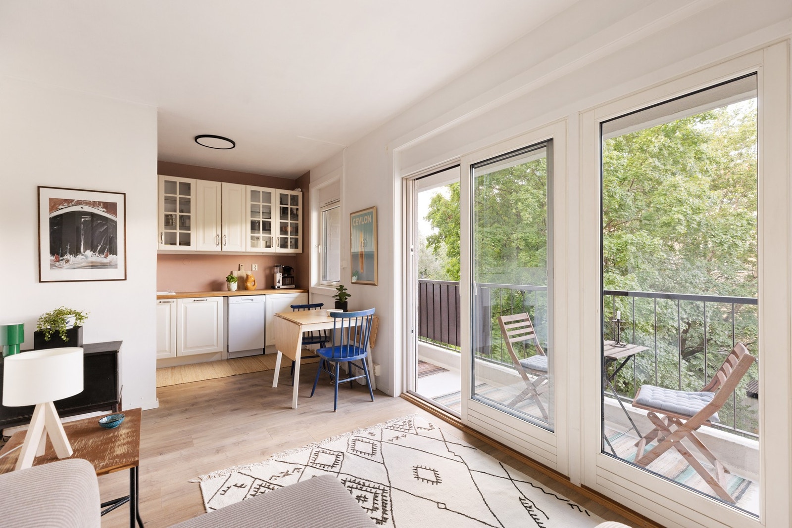 Leiligheten har store vestvendte vinduer som slipper inn rikelig med naturlig lys. Galleribilde