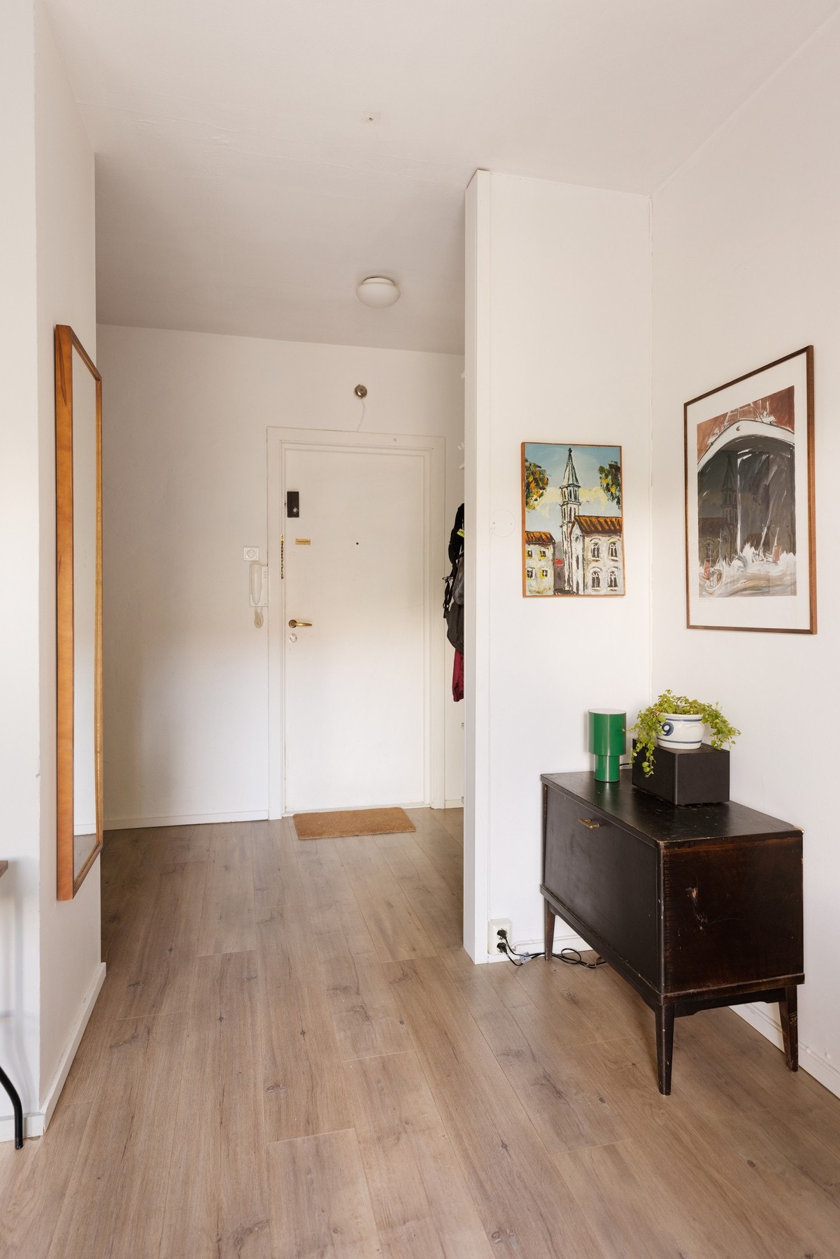 Entréen gir plass til å henge fra deg yttertøy. Galleribilde