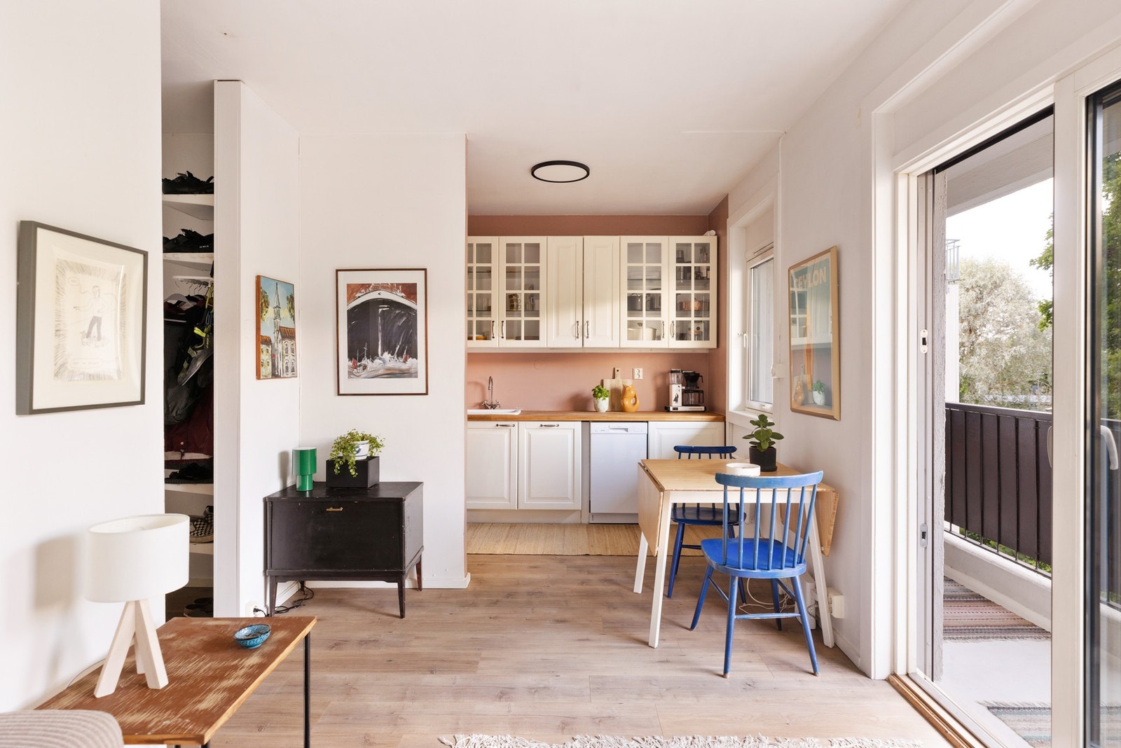 Kjøkkenet ligger i en delvis åpen løsning mot stuen Galleribilde