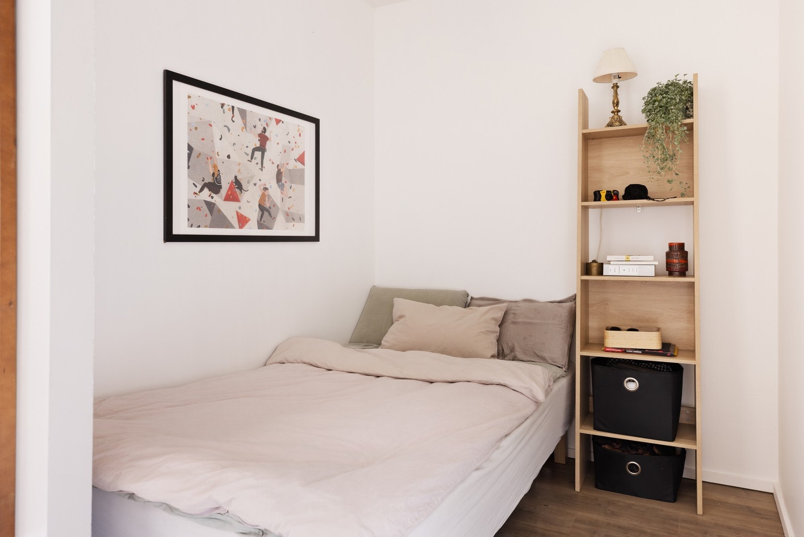 Boligen har en flott sovealkove - hvor det er lagringsplass i garderobeskap. Galleribilde