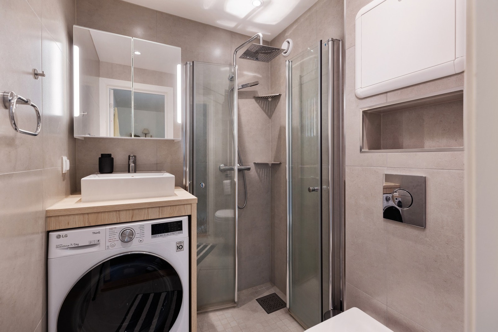 Badet er pusset opp i 2020 og fremstår svært lyst og fint. Galleribilde