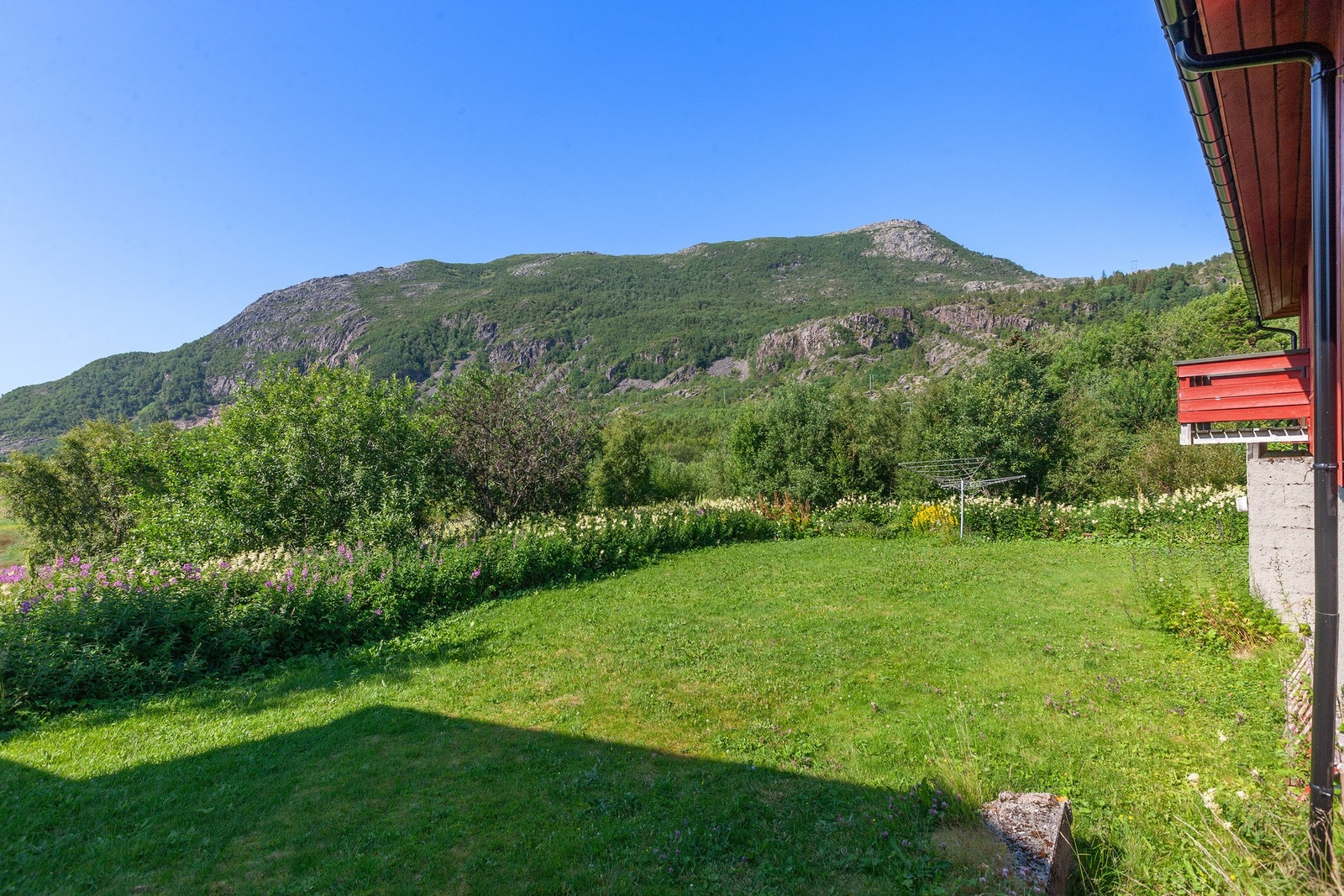 Boligen har gode solforhold med sol fra morgen til kveld Galleribilde