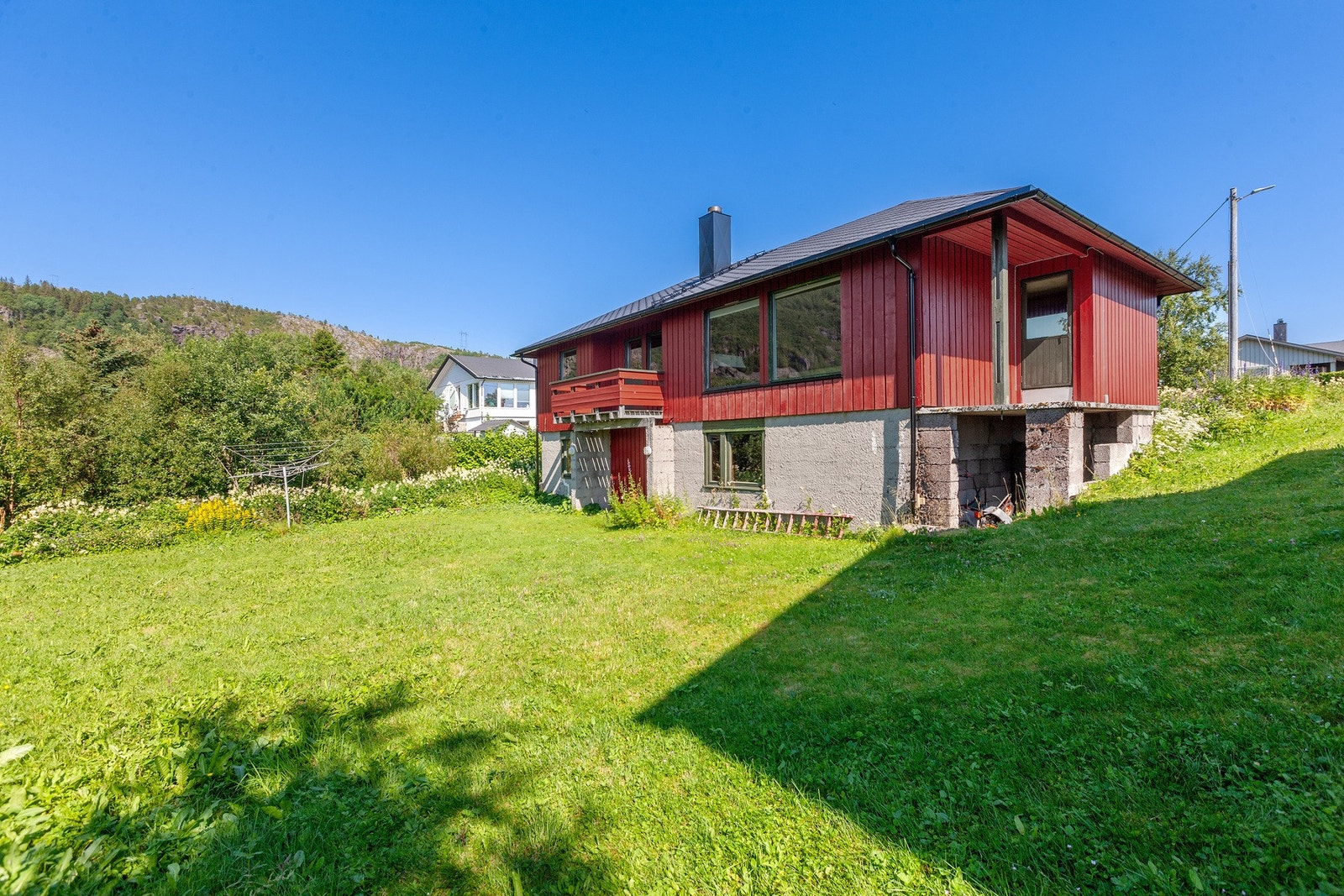 Stor og flott hage med god plass til lek og utfoldelse Galleribilde