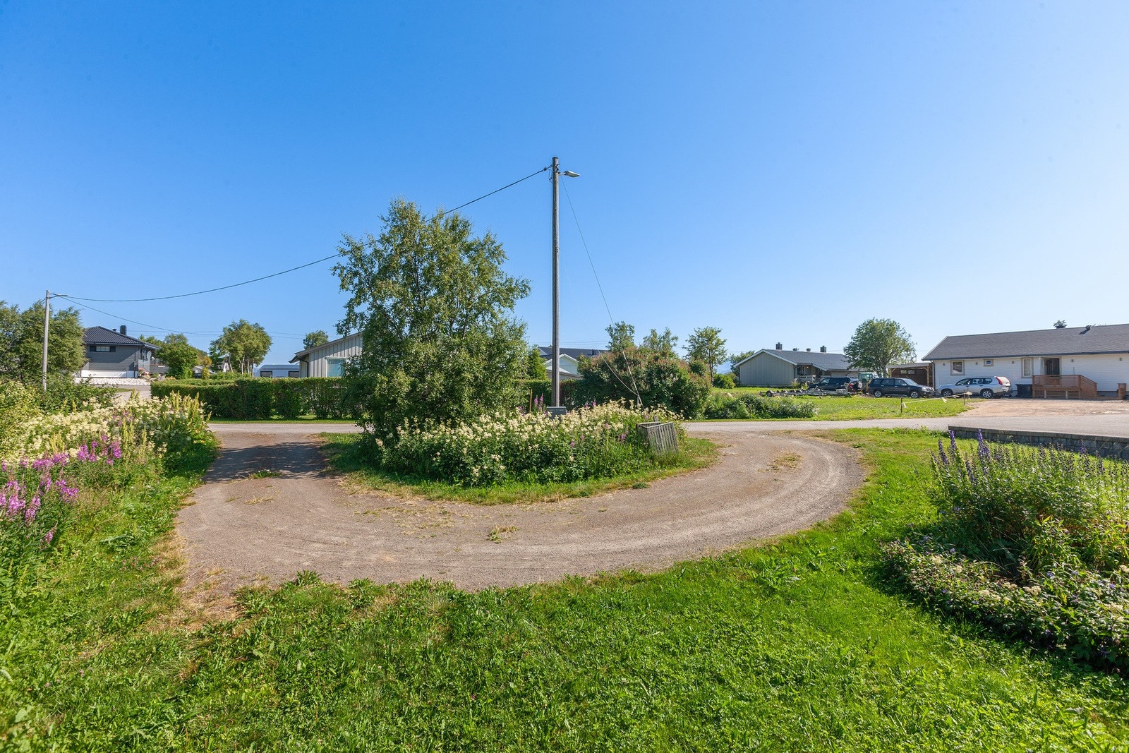 Innkjørsel til eiendommen Galleribilde