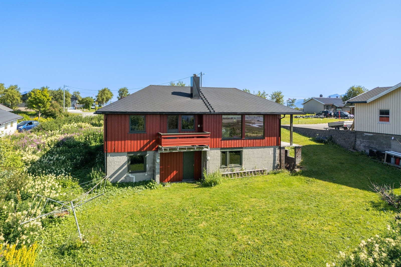 Solrik beliggenhet gir optimale forhold for hage, terrasse og utemiljø. Galleribilde