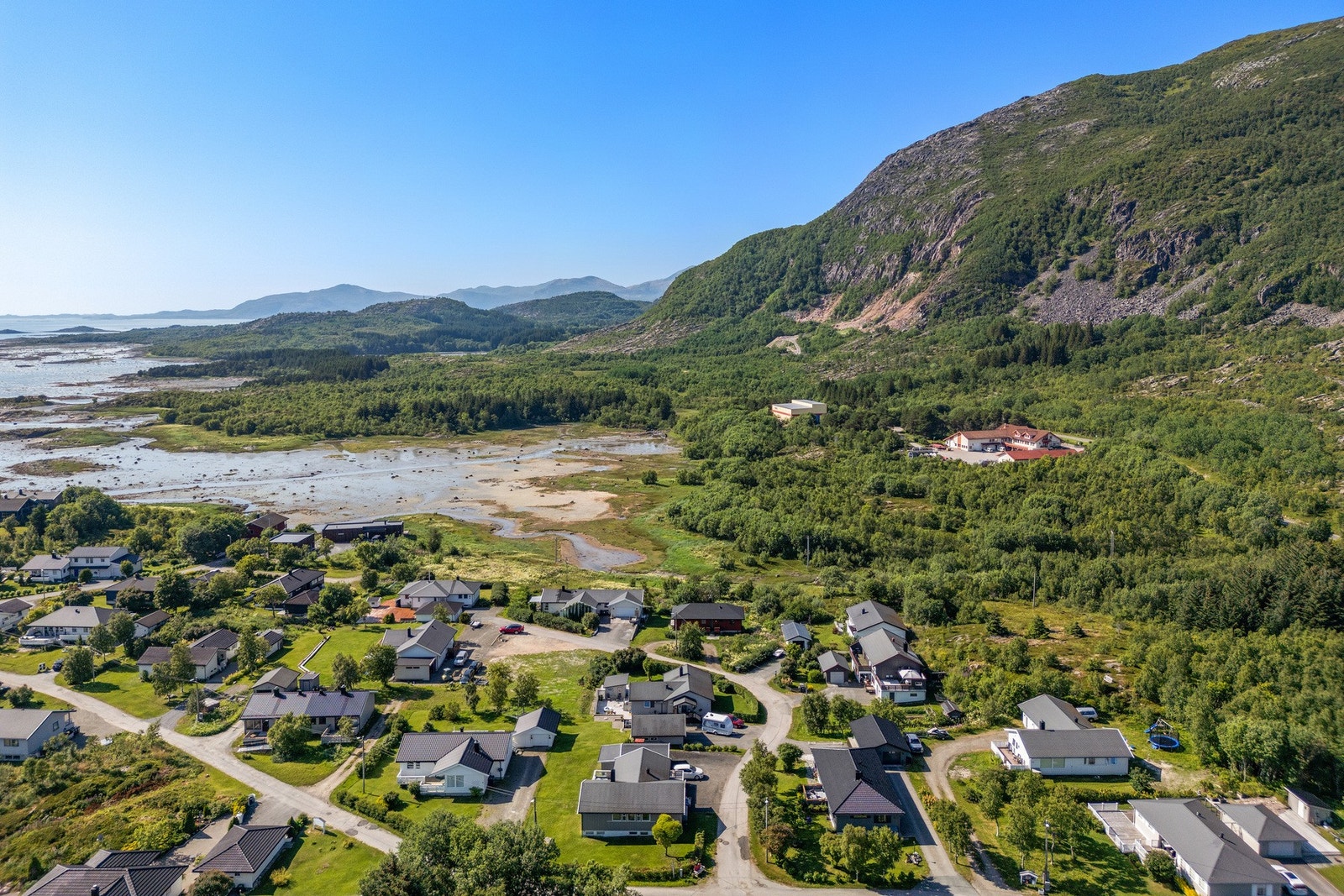 Boligen ligger vakkert til, omkranset av flott natur og grønne omgivelser. Galleribilde