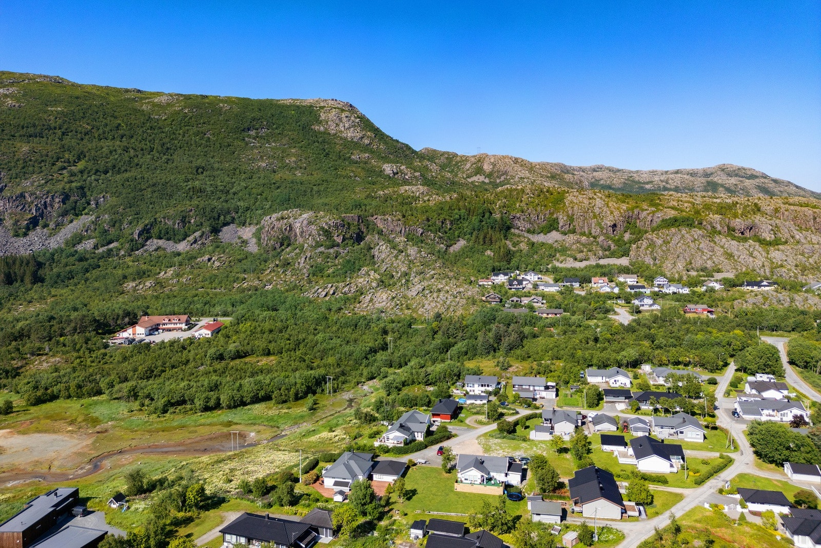 I Lødingen finner du et levende sentrum med butikker, koselige kafeer, skole, barnehage og alle fasiliteter du trenger i hverdagen. Galleribilde