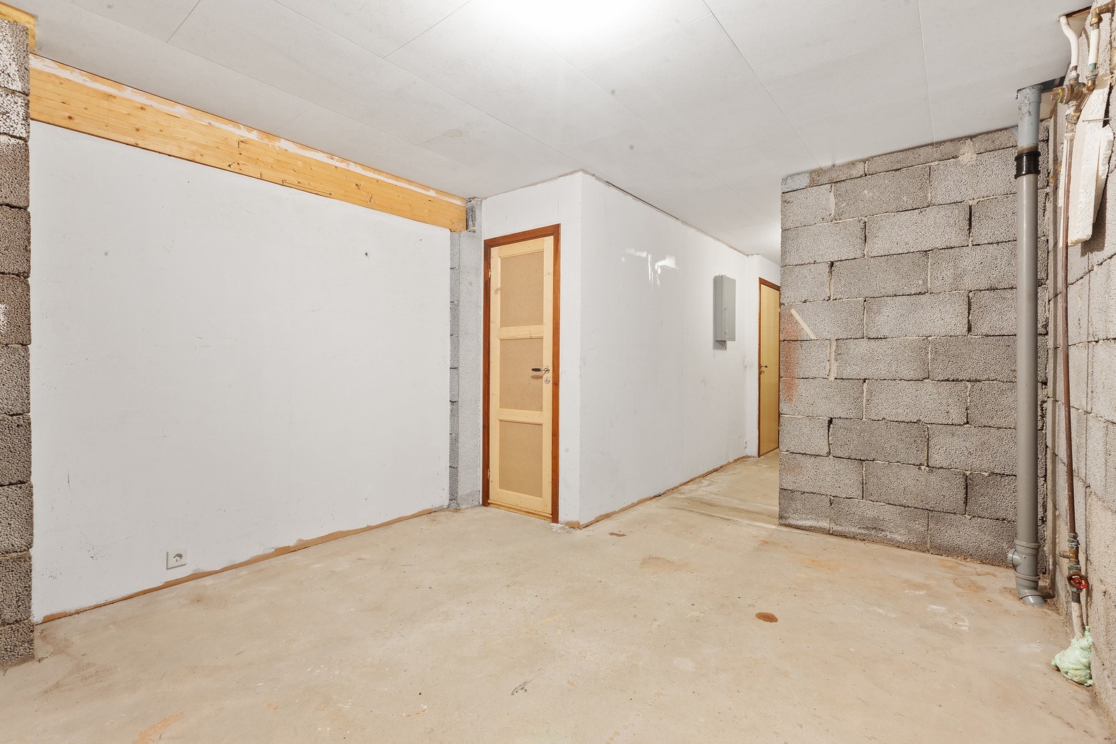 Eneboligen har gode lagringsplasser med flere boder Galleribilde