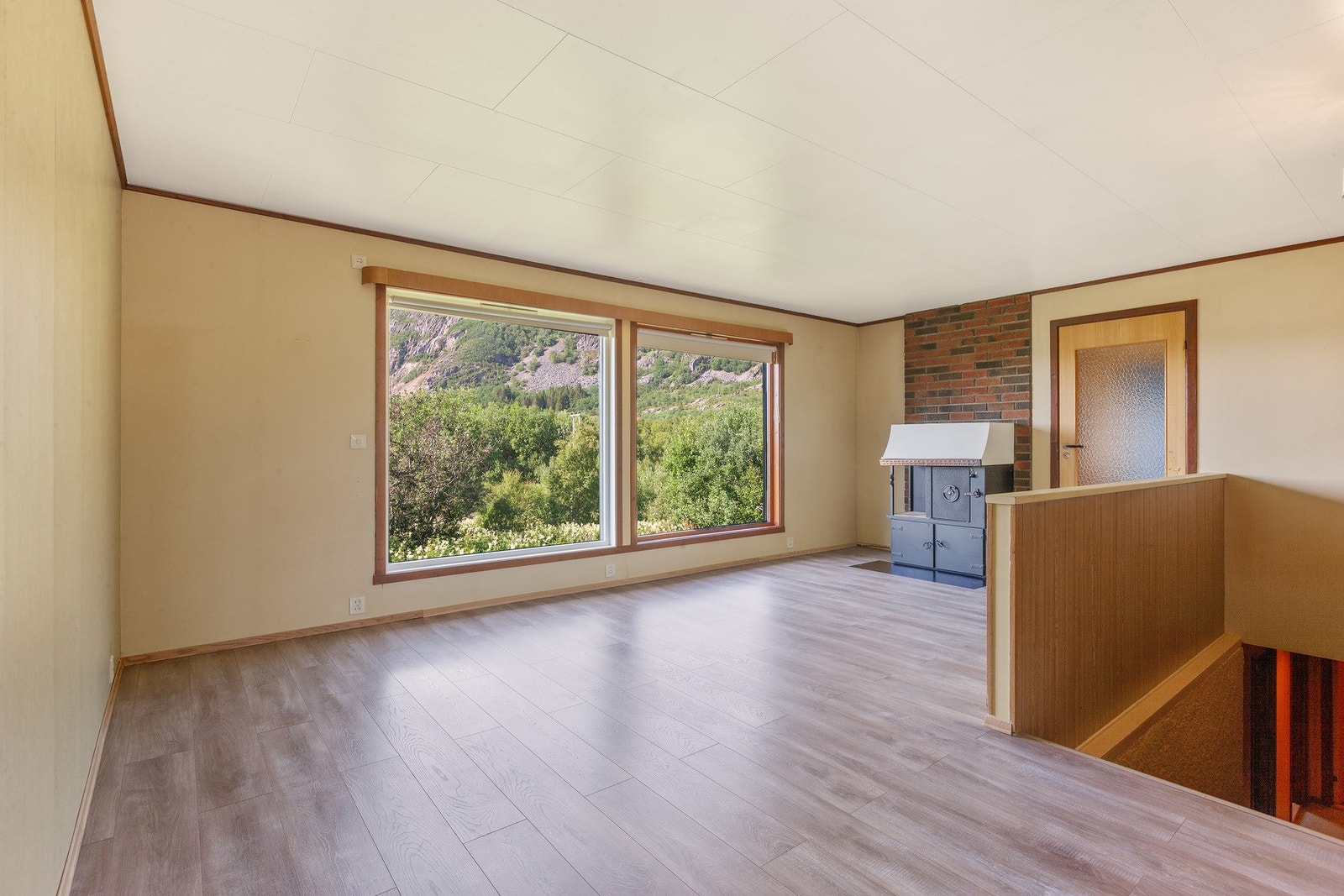 Stor og romslig stue med store vindusflater Galleribilde