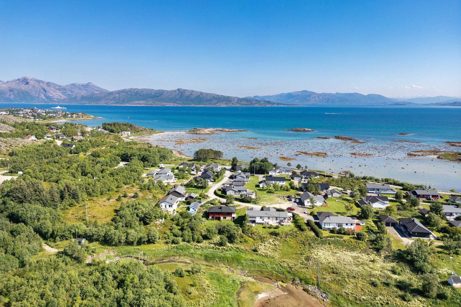 Boligen ligger i gangavstand til sjøen - ideelt for deg som trives ved vannet Galleribilde