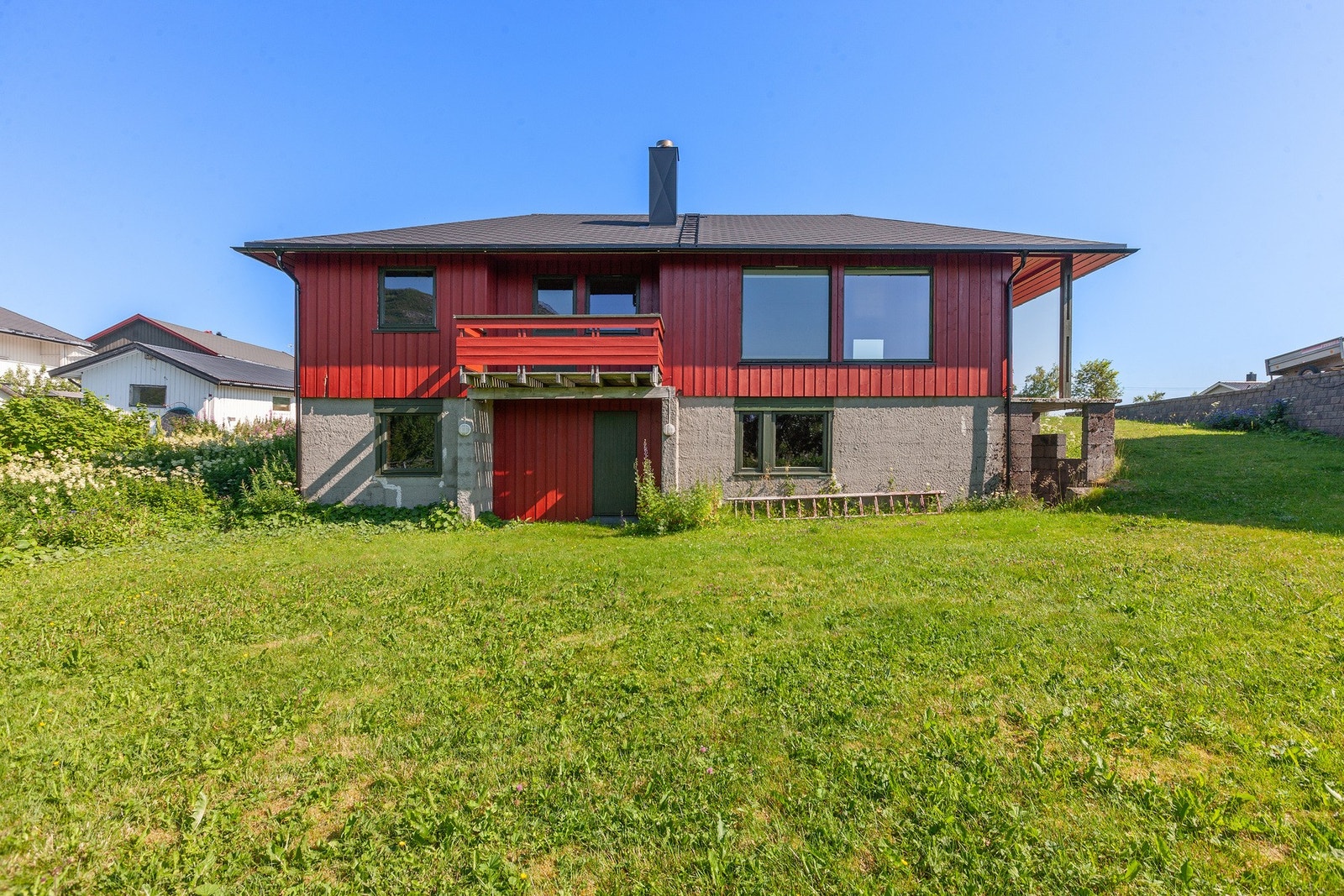 Boligen er innholdsrik og har flott utsikt til sjø og nærområdet Galleribilde