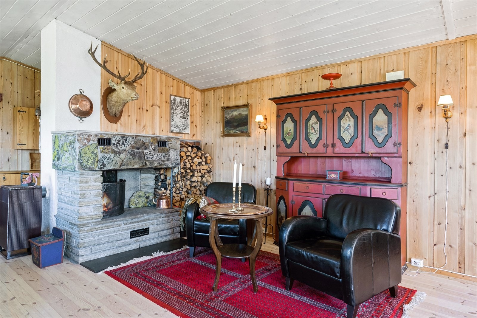 Åpen peis i stue innbyr til hygge på kalde høst og vinterdager. Galleribilde