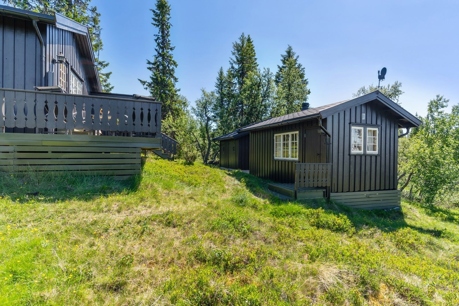 På eiendommen er det oppført et uthus og badehus med badstue og dusj-/stellerom Galleribilde