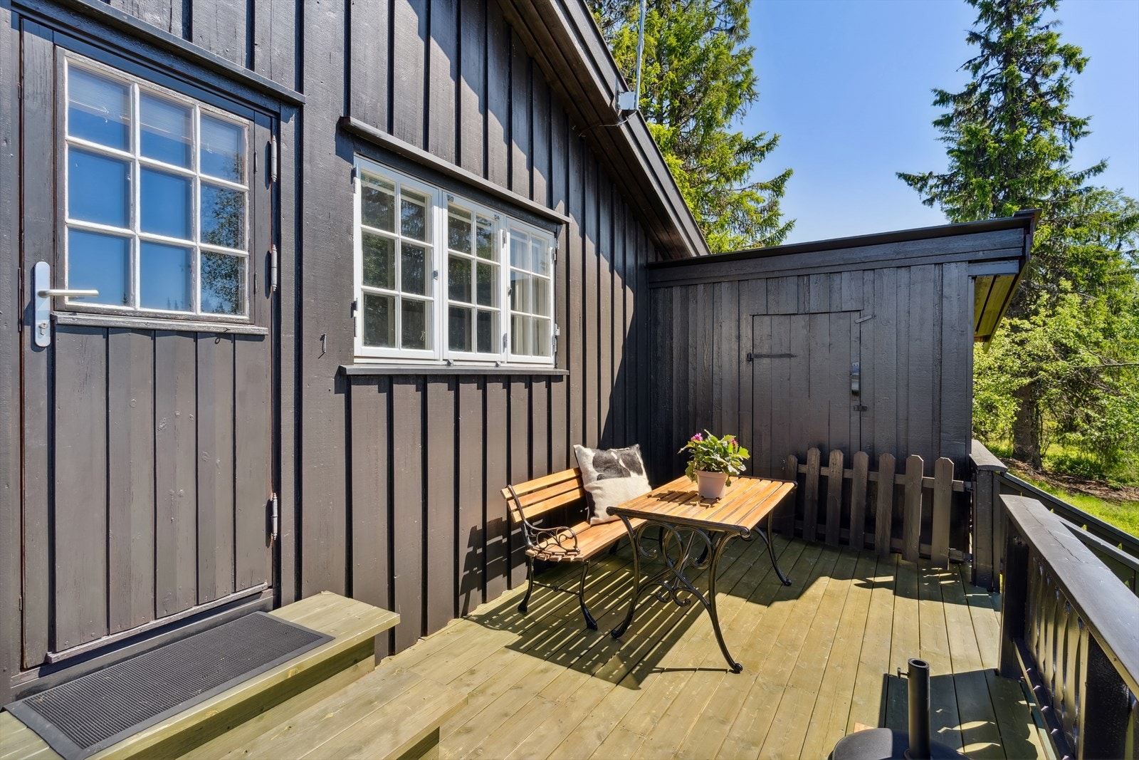 Skjermet terrasse med plass til ønsket møblering. Galleribilde