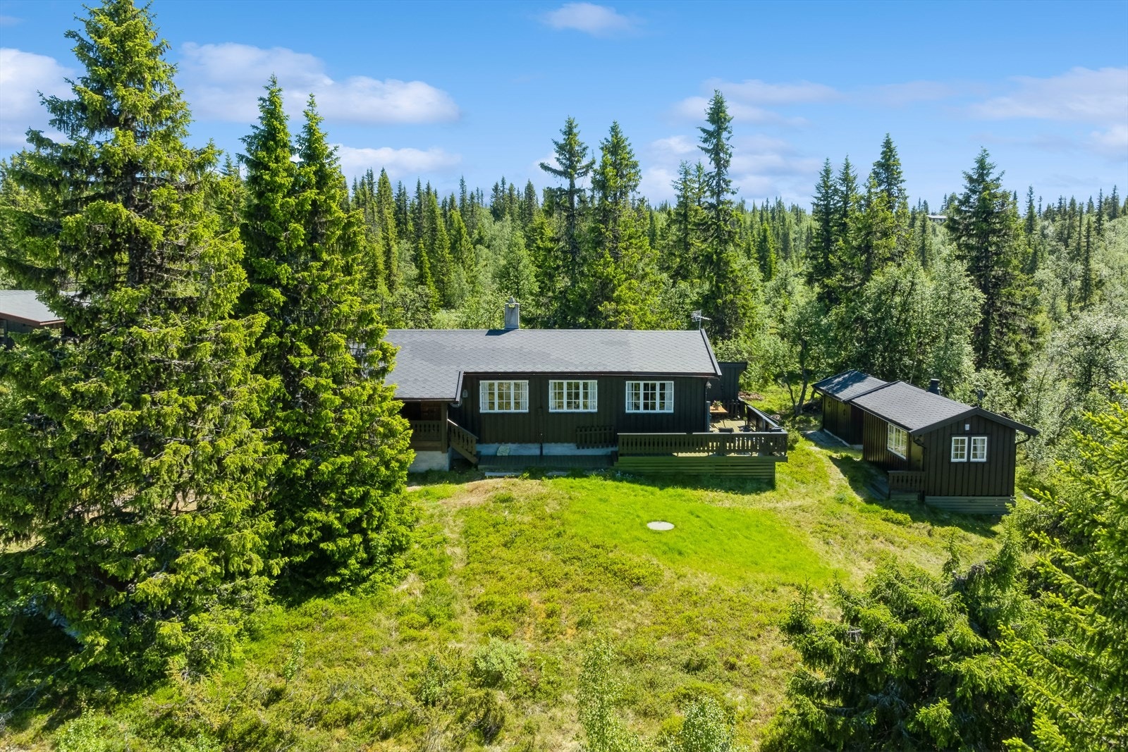 Trivelig hytte beliggende i veletablert og rolig hytteområde på Ringebufjellet. Galleribilde