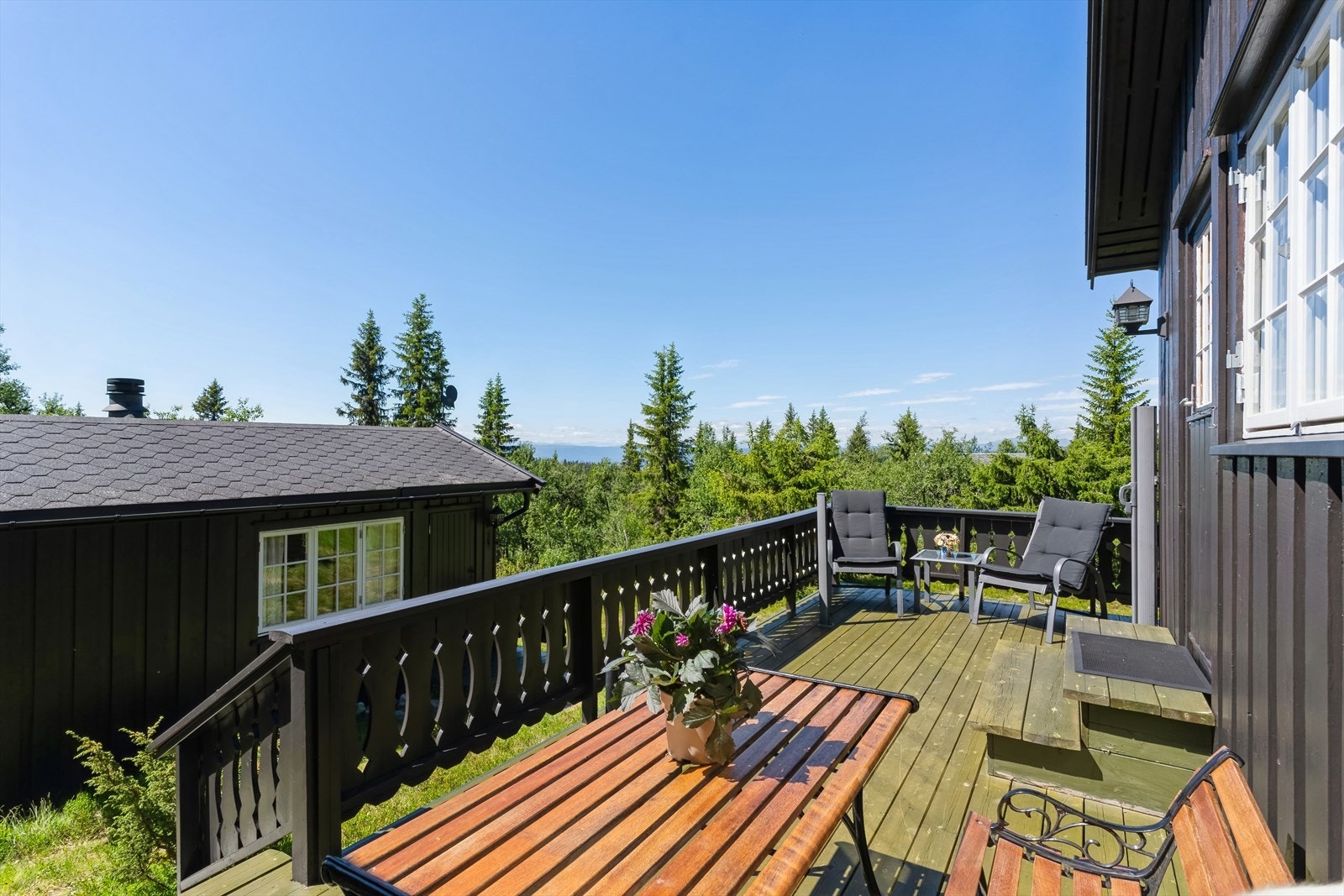 Eiendommen ligger fint og rolig til med flott utsikt og gode solforhold Galleribilde