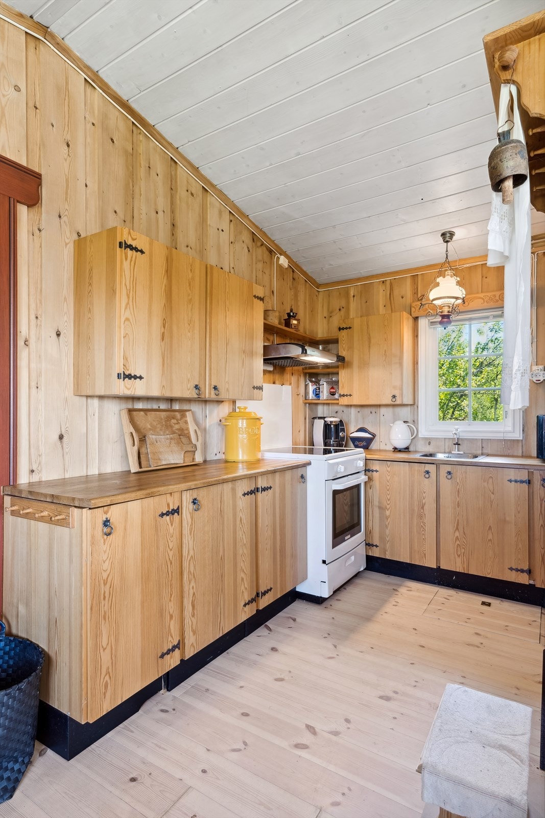 Solid heltre kjøkkeninnredning med over- og underskap for oppbevaring av kjøkkenredskap Galleribilde