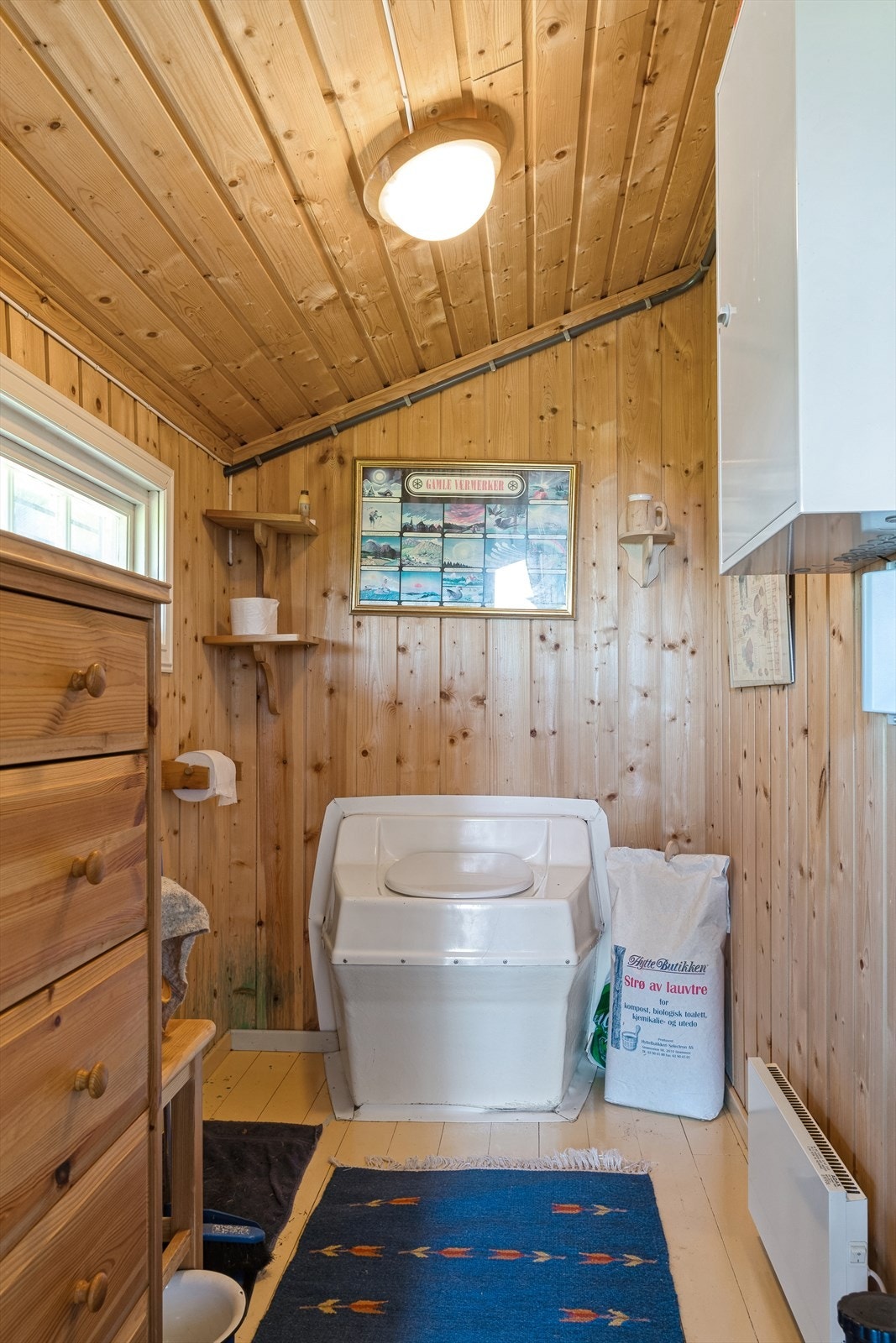 Utedoen er plassert i tilknytning til inngangsparti. Galleribilde