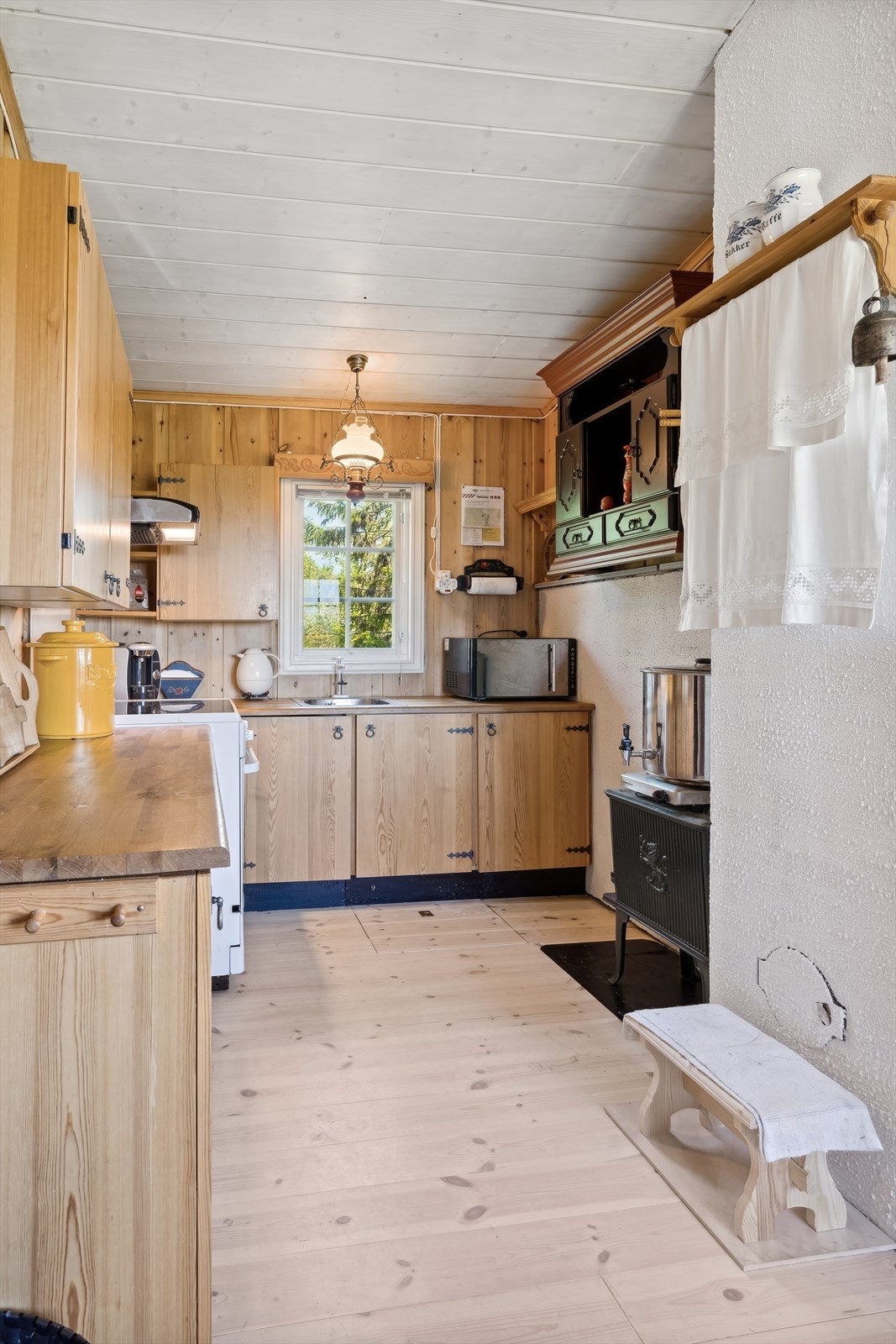 Kjøkkenrommet har installert vedovn som avgir god varme Galleribilde