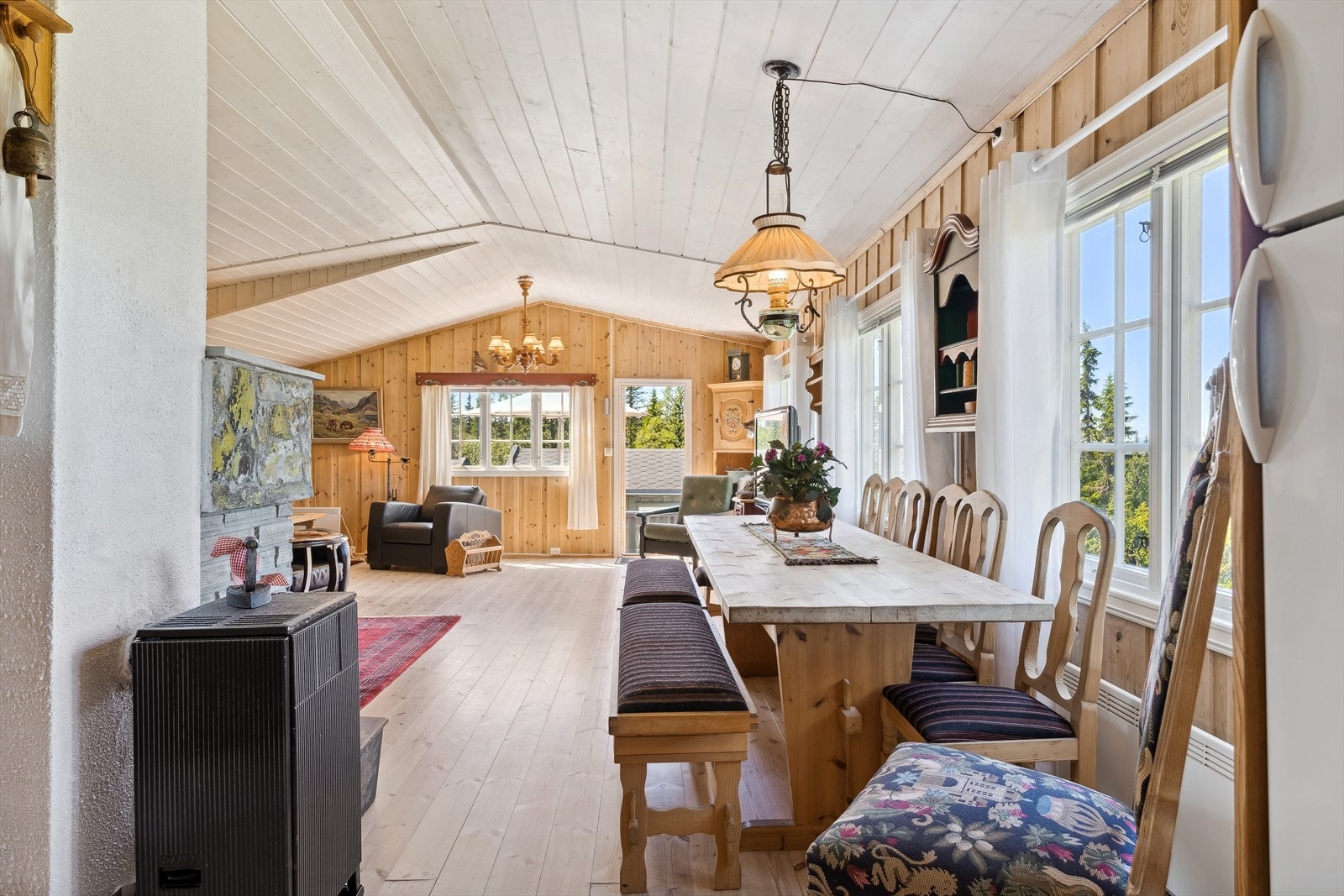 Lys og romslig stue med store vindusflater som gir godt med dagslys inn i hytta. Galleribilde