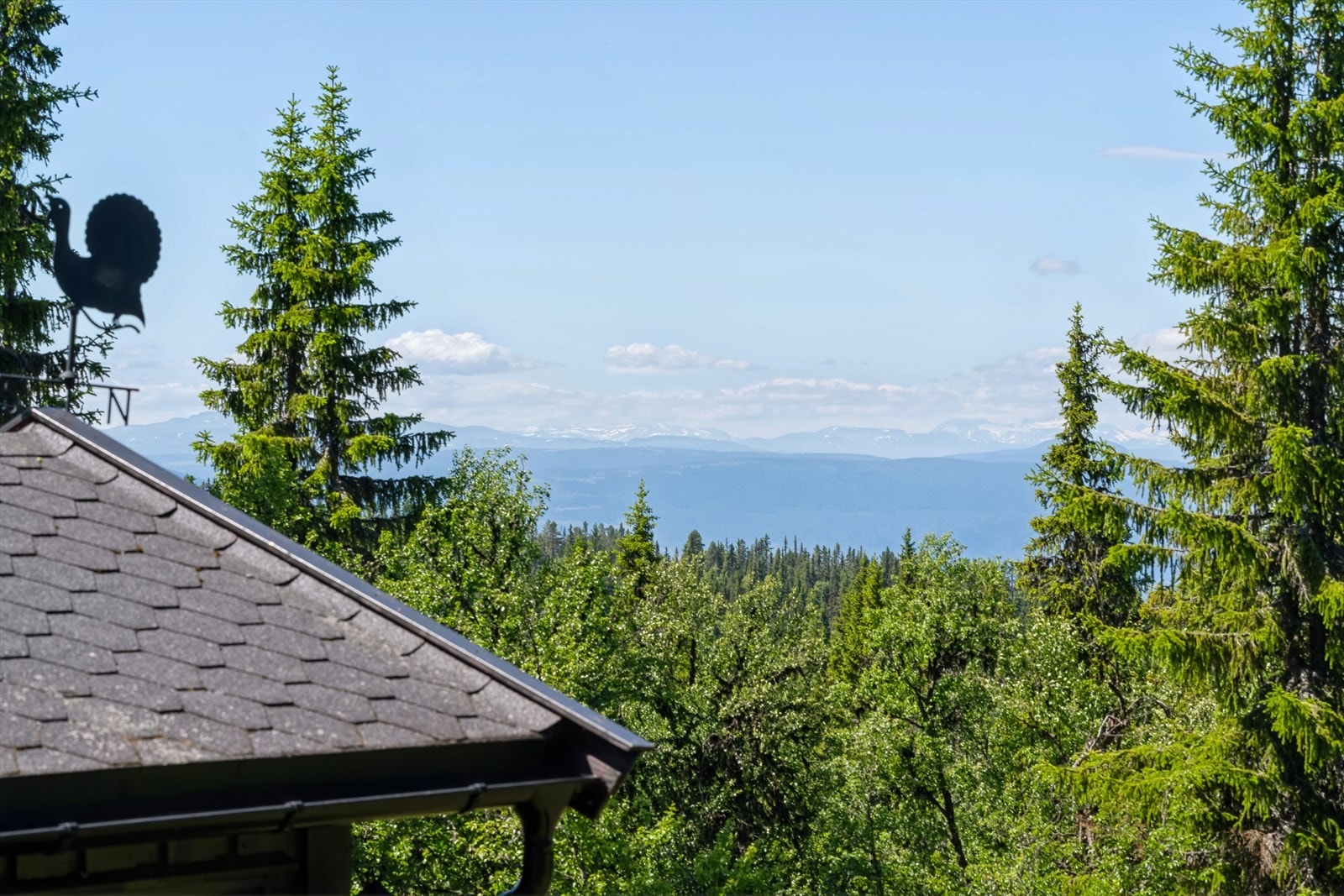 Fra hytta er det flott utsikt mot blant annet Rondane og Jotunheimen. Galleribilde