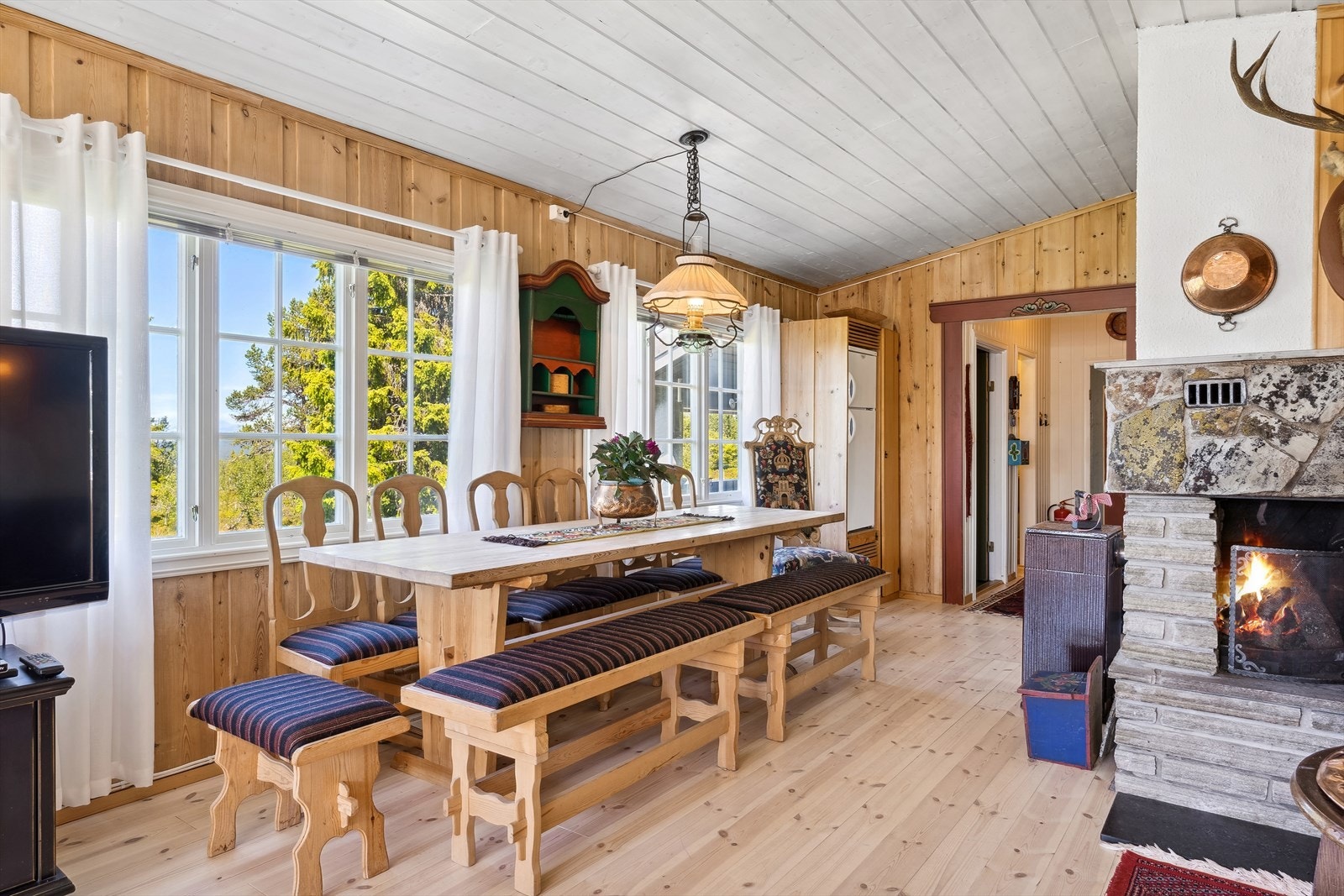 Rommet har gode møbleringsmuligheter for spise- og sofagruppe Galleribilde