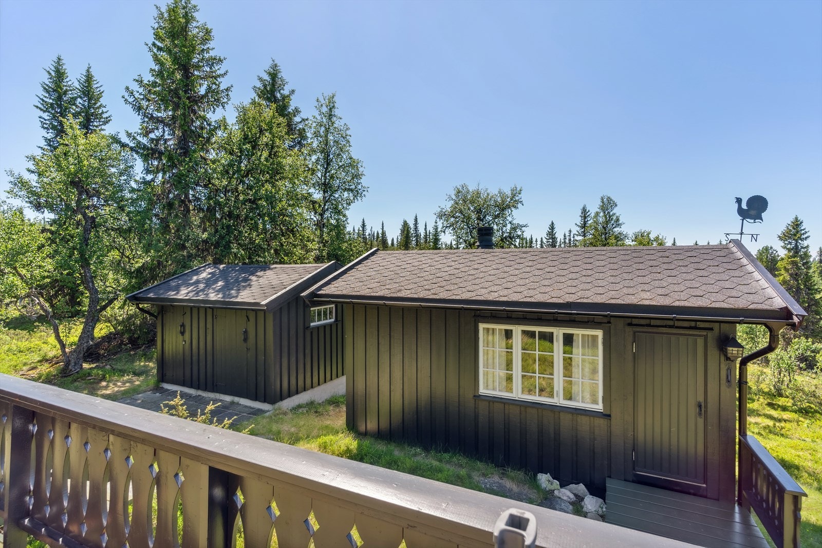 To velfungerende sidebygninger som benyttes som badehus og uthus. Badehus er innredet med dusjrom og badstue. Galleribilde