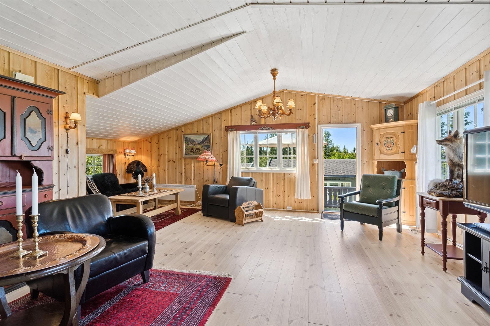 Rommet er romslig med plass til å samle familie og venner til hyggelige stunder Galleribilde