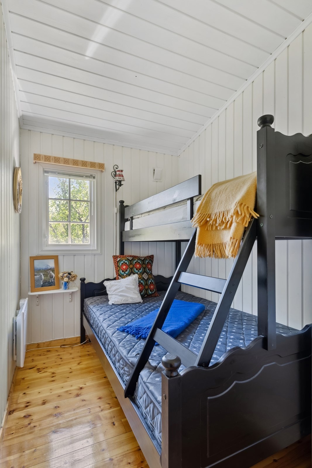 Det er tre soverom innvendig i hytta som plass til senger i ulike størrelser Galleribilde