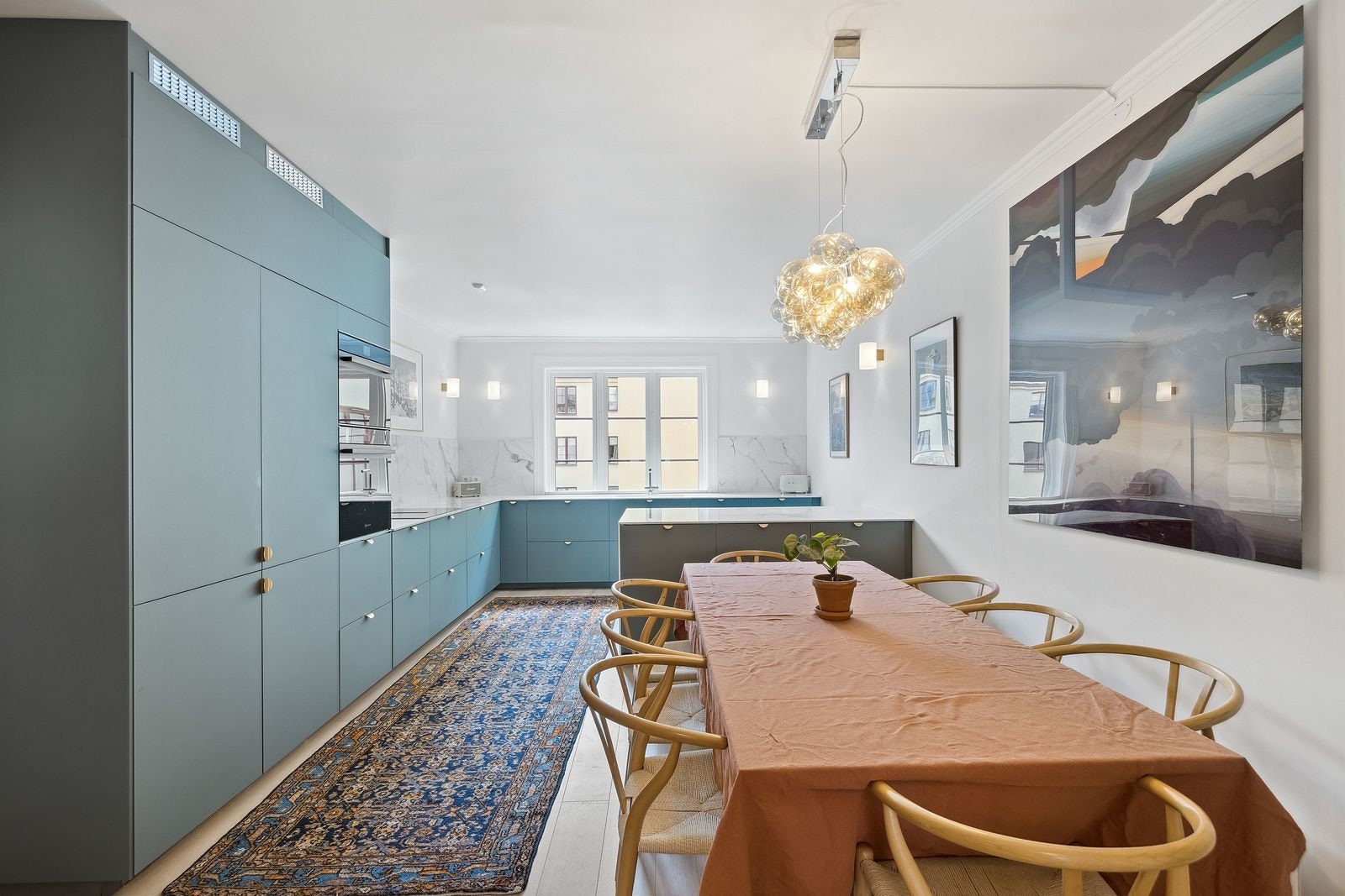 Lekkert kjøkken med pene detaljer og kjøkkenøy. Integrerte hvitevarer. Galleribilde