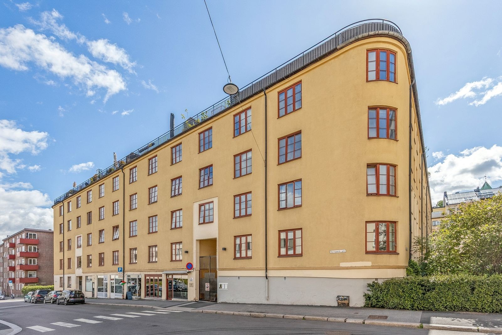 Fasade. Leiligheten ligger i 3.etg. 1 av 2 felles takterrasser som vender ut mot Bjerregaardsgate. Galleribilde