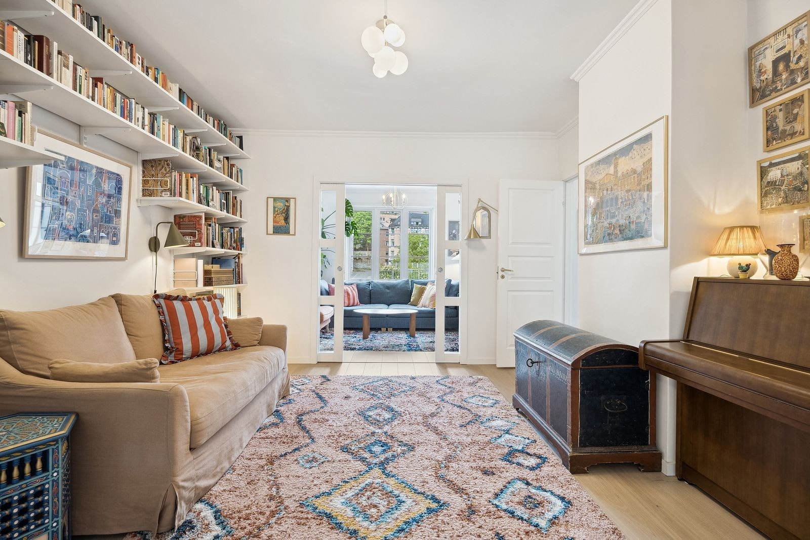 Stue med Elfa hyllesytem. Det er mulig å endre på hylleplasseringen. Galleribilde