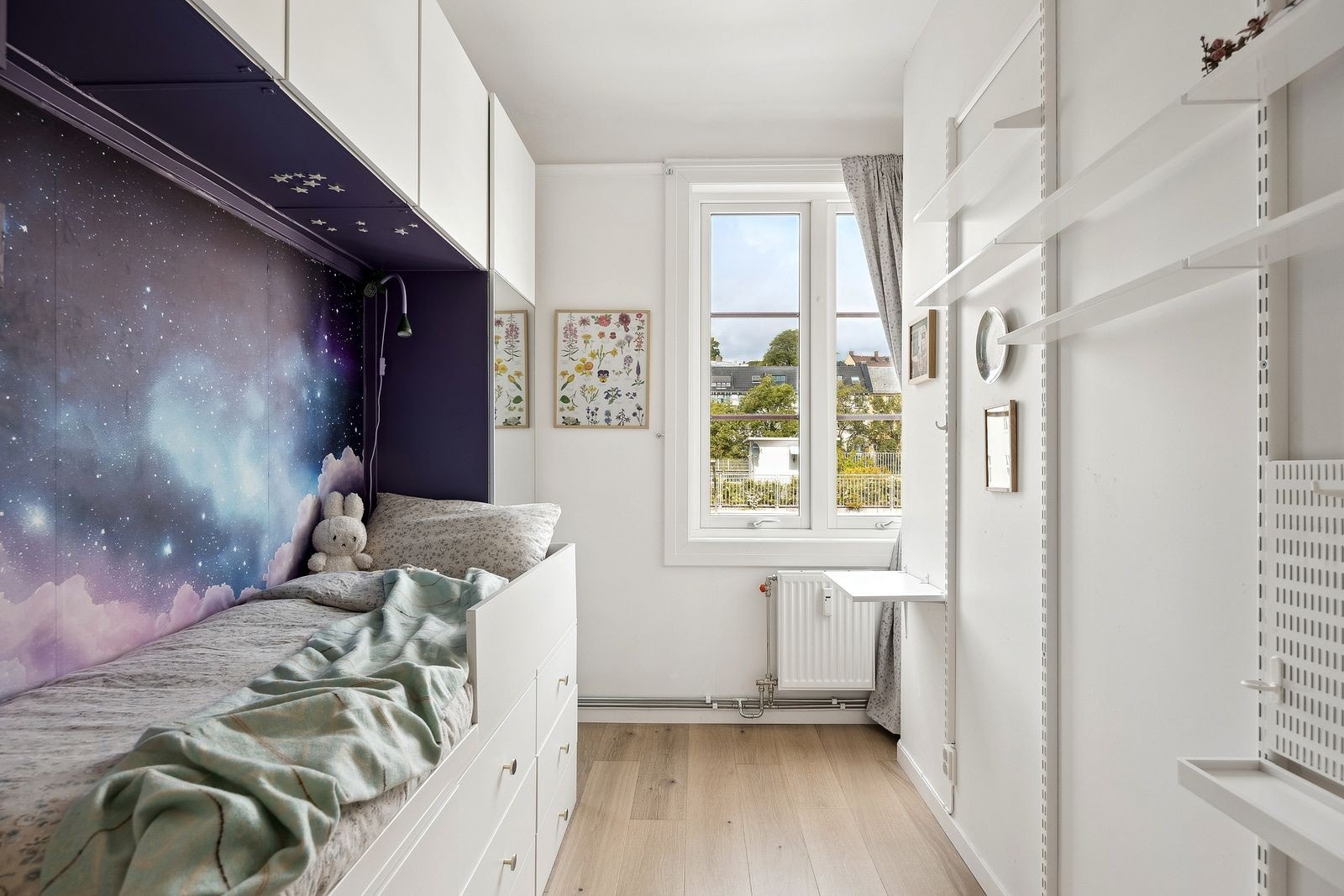 Soverom 2, vender ut mot Bjerregaardsgate. Praktisk hyllesystem og godt med skapplass. Galleribilde
