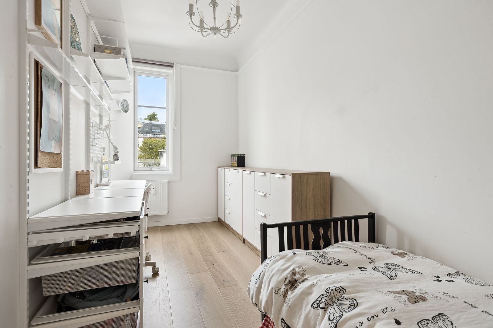 Soverom 3 med hyllesystem som kan omorganiseres. Vender mot Bjerregaards gate. Galleribilde