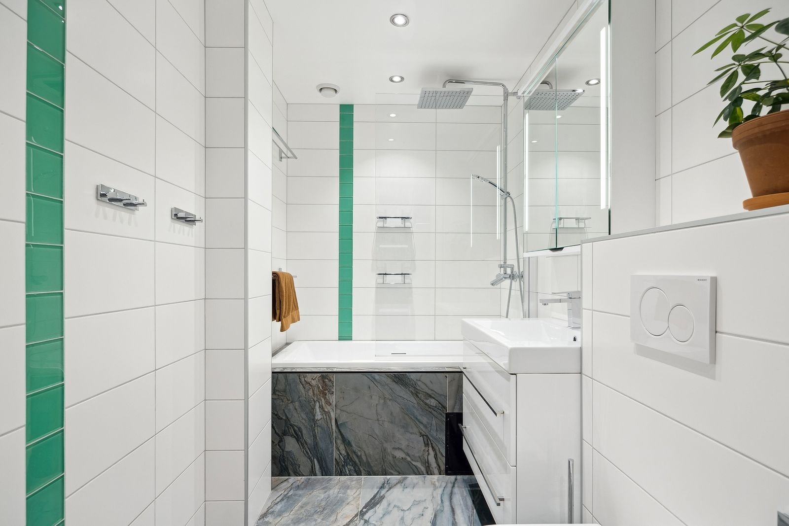 Hovedbad med badekar og dusj. Tilknyttet "eget vaskerom" Galleribilde