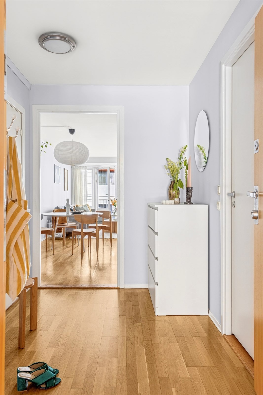 Lys og luftig entré/gang med plass til sko og yttertøy. Galleribilde