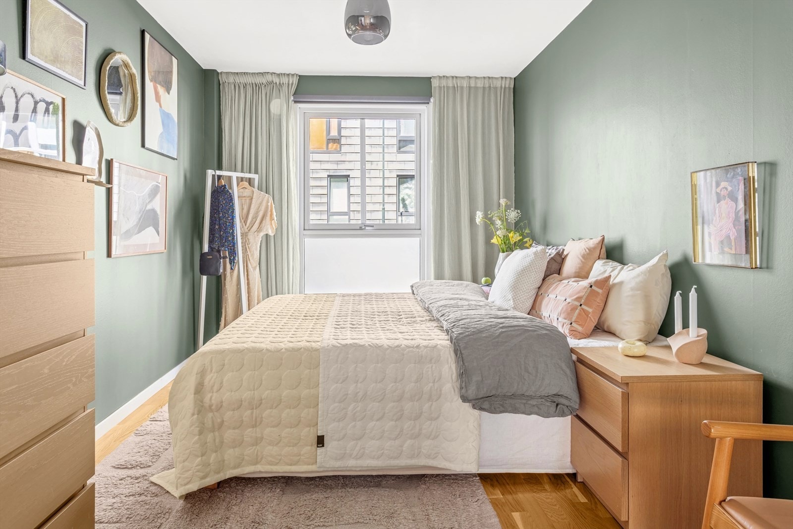 Et fantastisk soverom malt i en innbydende farge Galleribilde