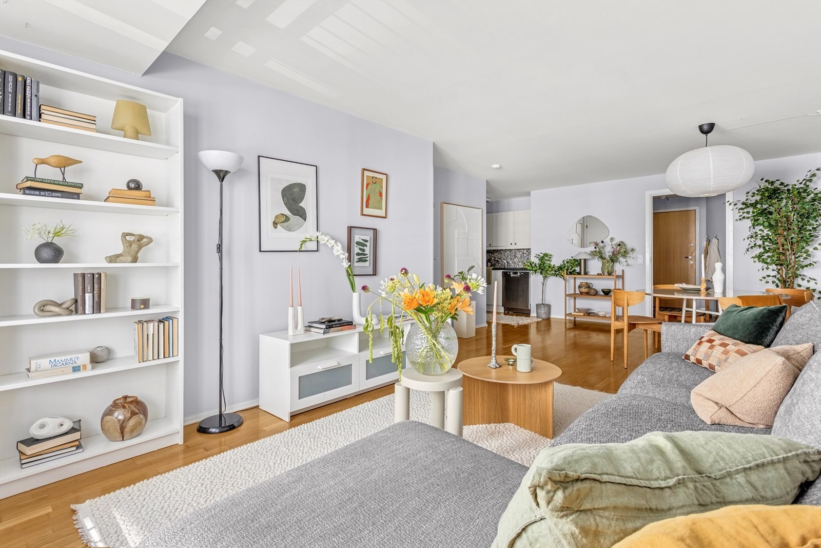 Dette er en lys og innbydende 2-roms leilighet beliggende på Rodeløkka med alt av servicetilbud, offentlig kommunikasjon og flotte parker i nærheten. Galleribilde