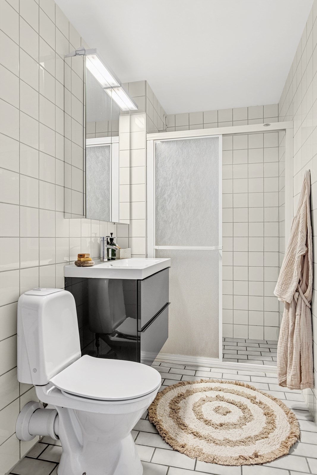 Bad med fliser på vegger og gulv med gulvvarme. Galleribilde