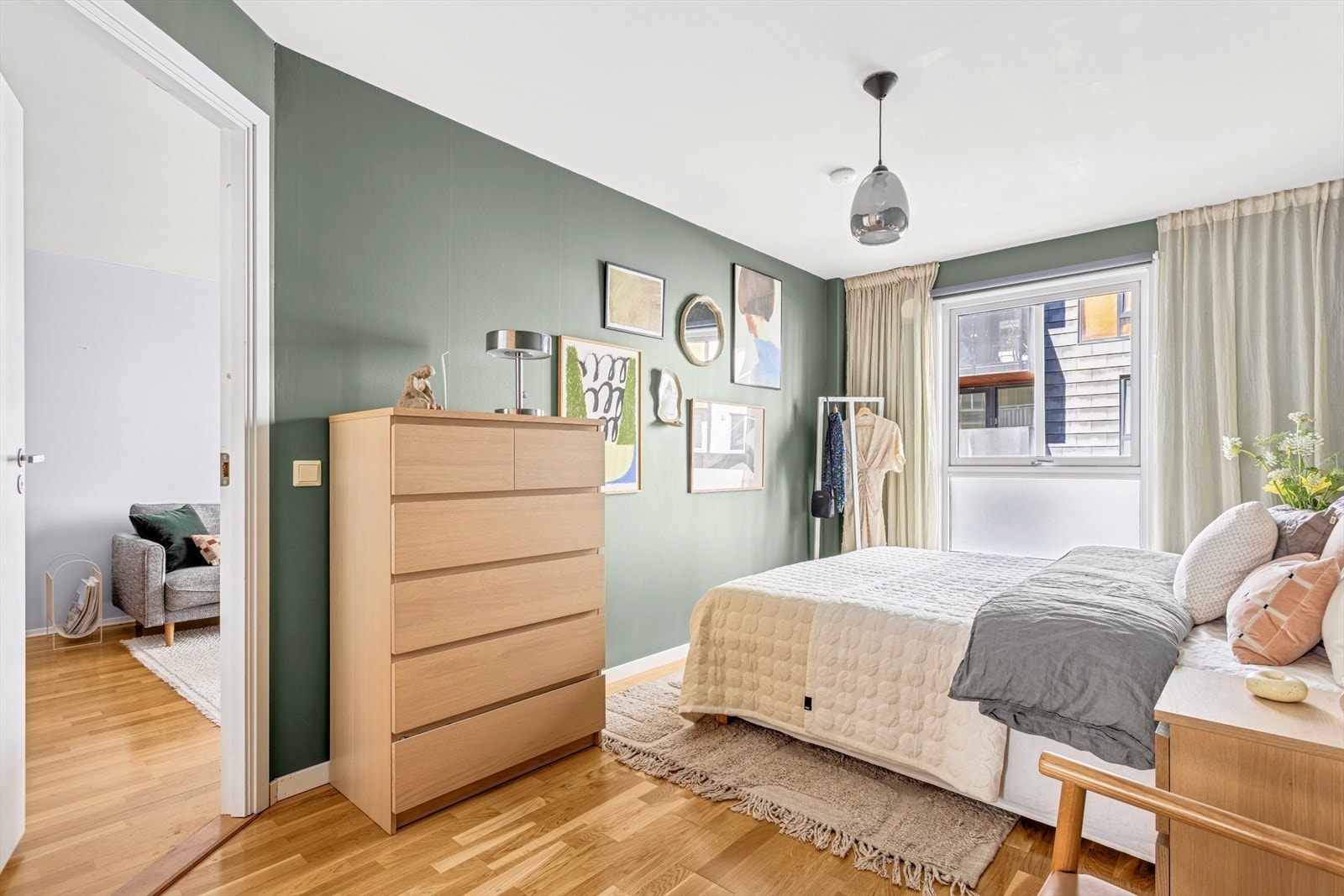 Soverommet er romslig med god plass til dobbeltseng og garderobe. Galleribilde