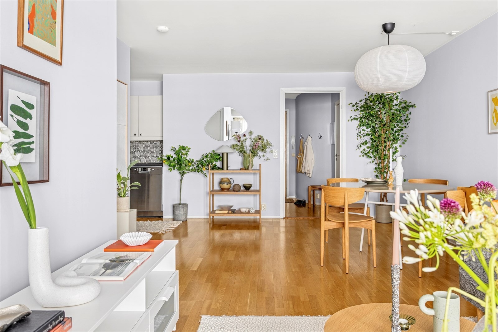 Leiligheten er lys og innbydende og har en praktisk planløsning. Galleribilde