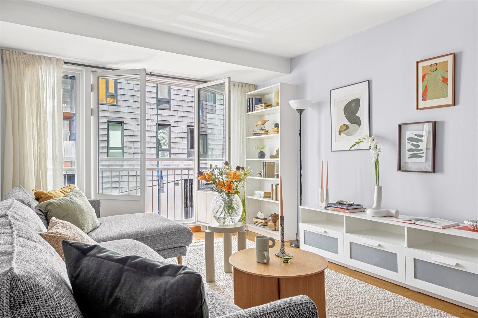 Leiligheten har store vindusflater og fransk balkong som slipper inn rikelig med naturlig lys. Galleribilde