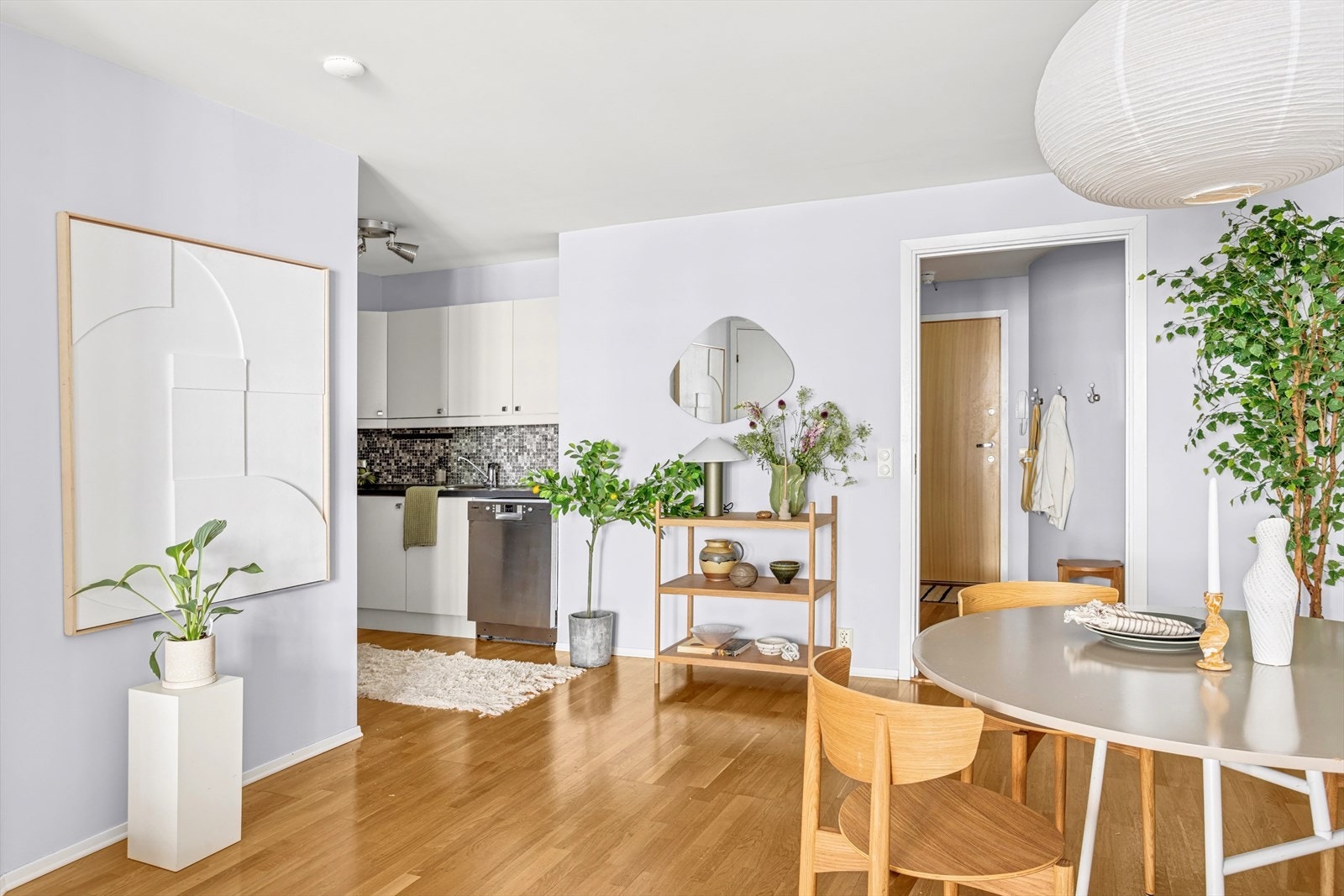 Et lyst og tidløst kjøkken er tilknyttet stuen i delvis åpen løsning. Galleribilde