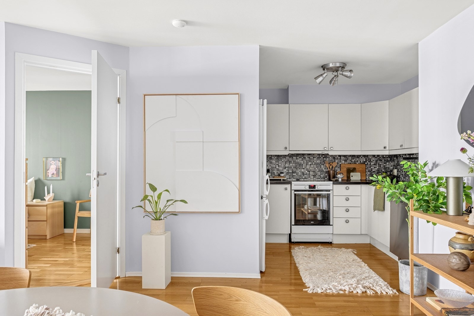 Kjøkkenet inneholder frittstående komfyr, kjøl- og fryseskap og oppvaskmaskin. Over kokesonen er det ventilator med avtrekk ut. Galleribilde