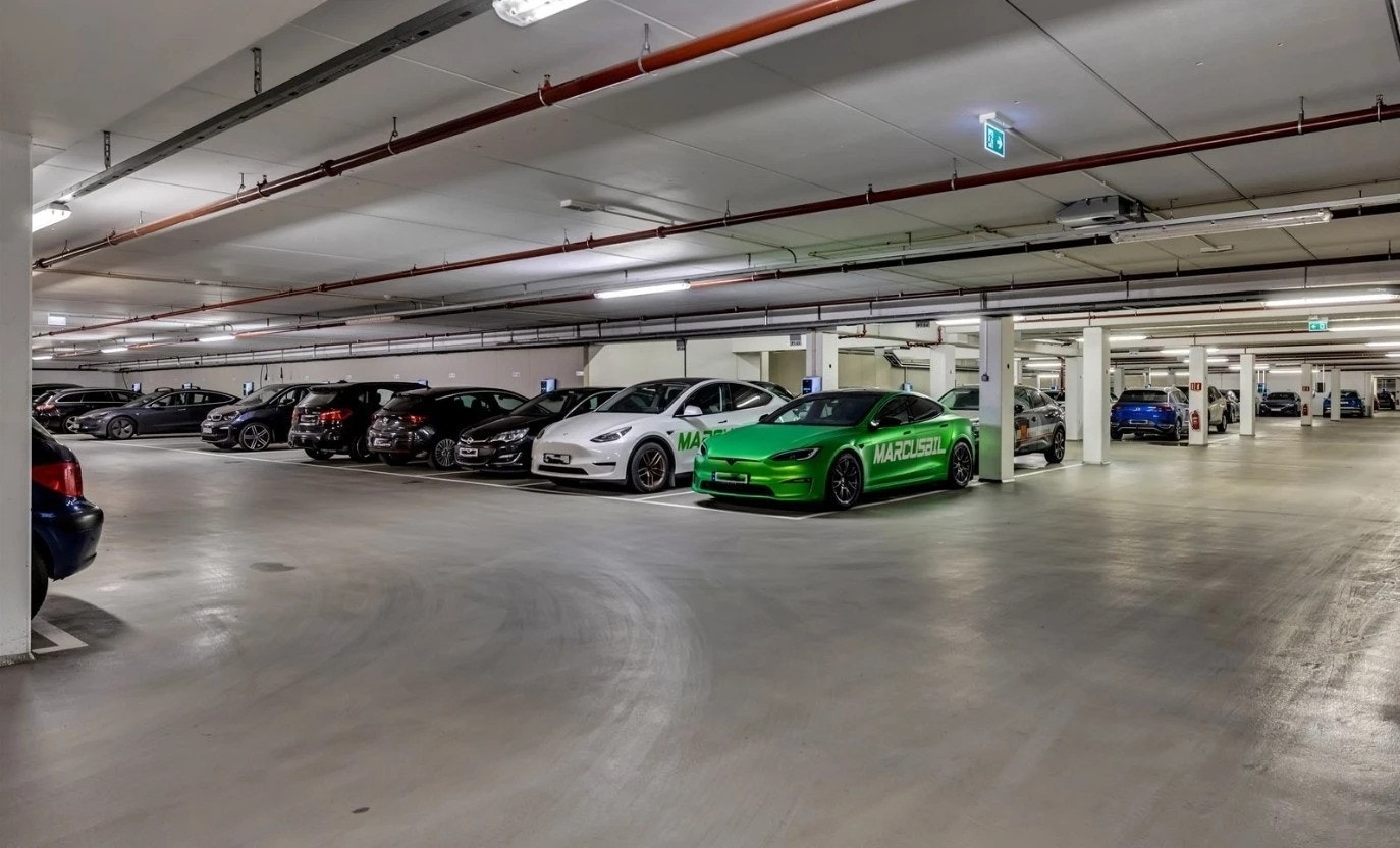 Garasjeplass med el-bil lader medfølger. Galleribilde