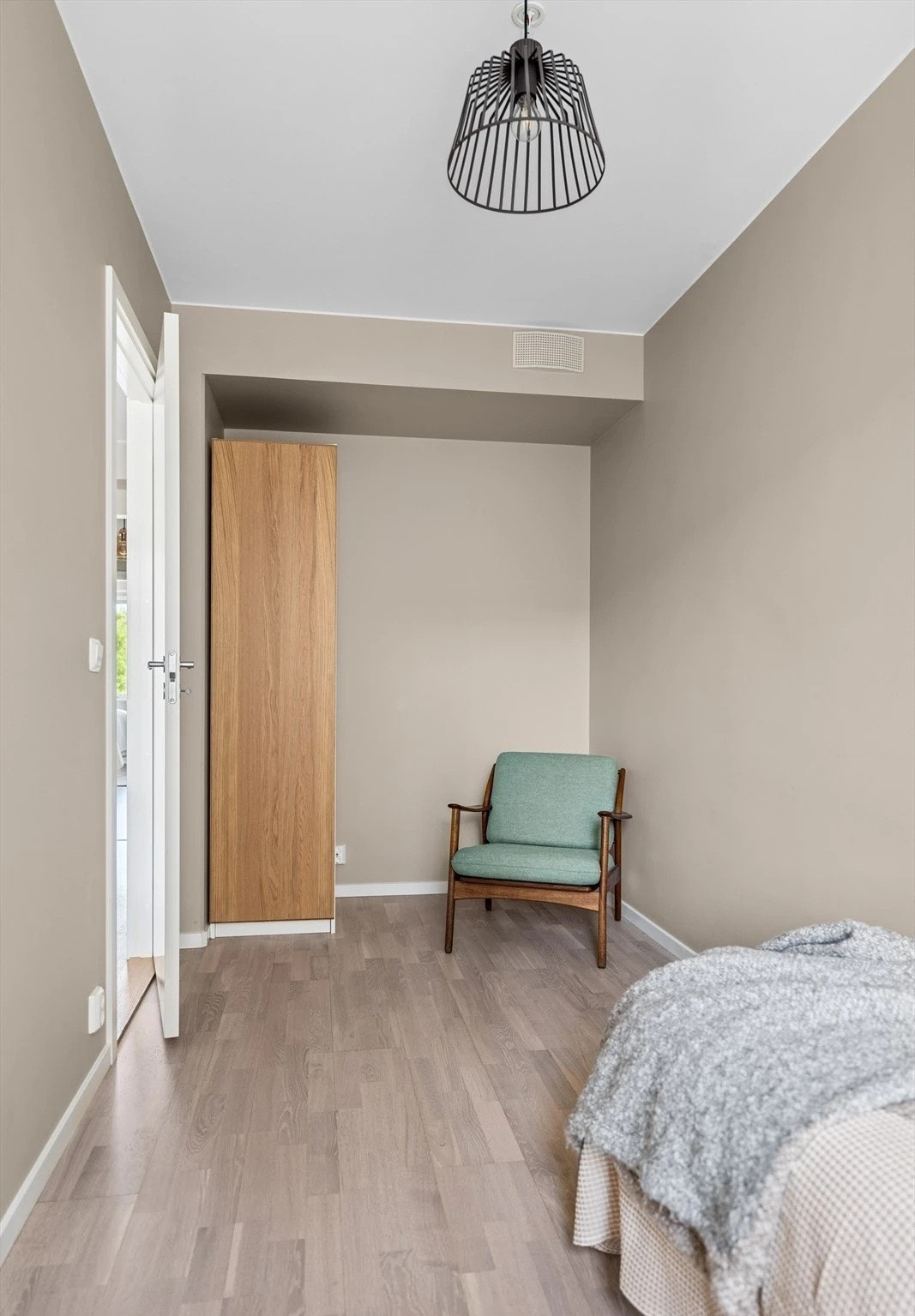 Garderobeskap medfølger Galleribilde