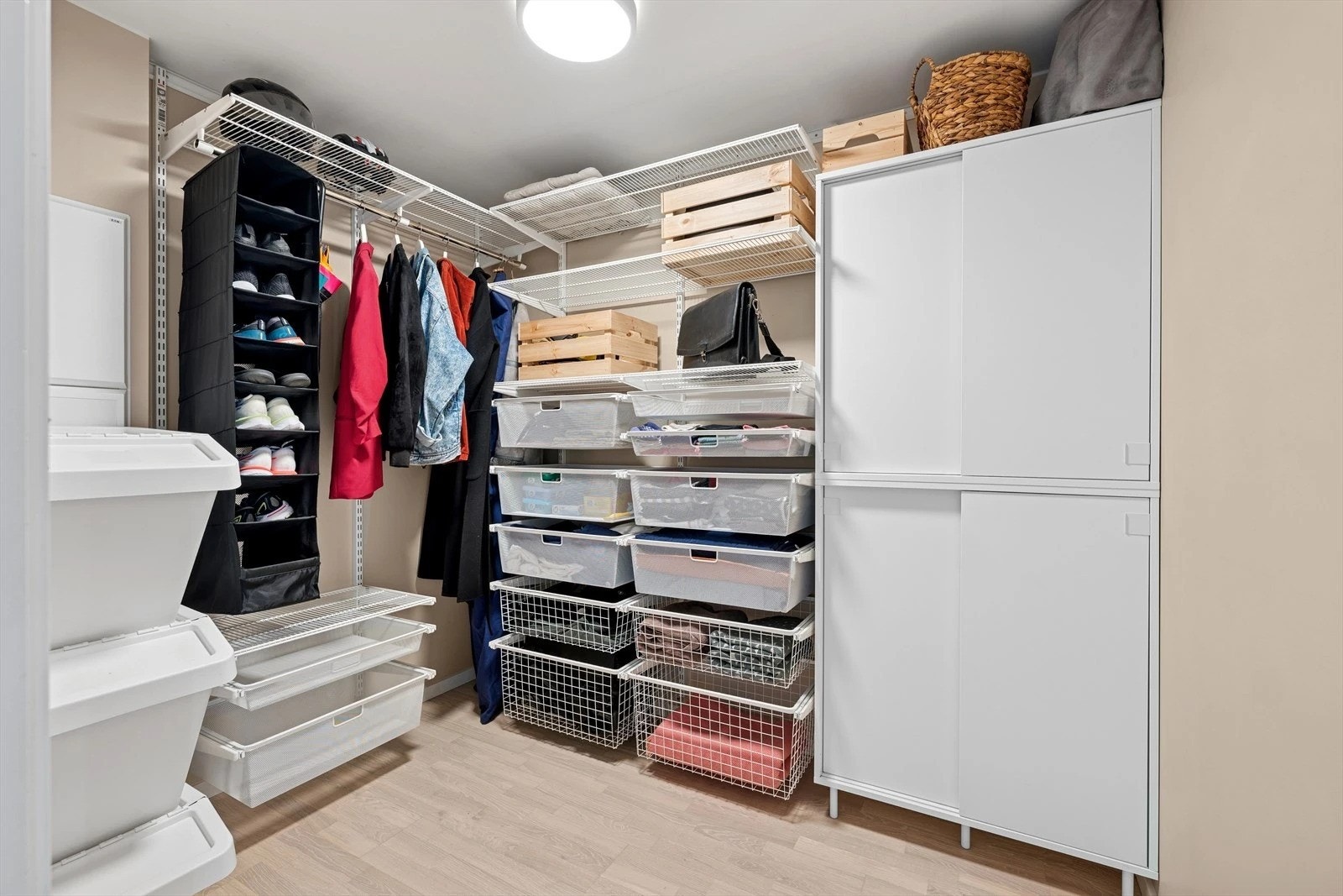 Innvendig bod med gode oppbevaringsmuligheter Galleribilde