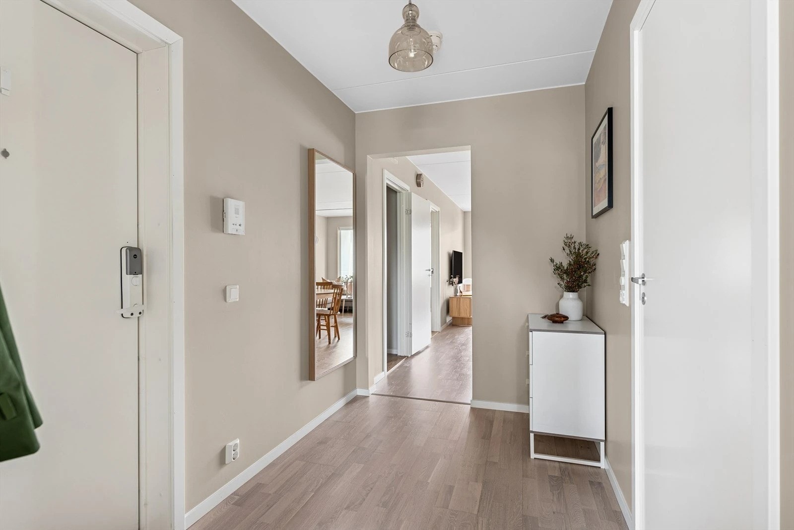 Velkommen inn! Entre med plass til oppheng av klær og sko Galleribilde